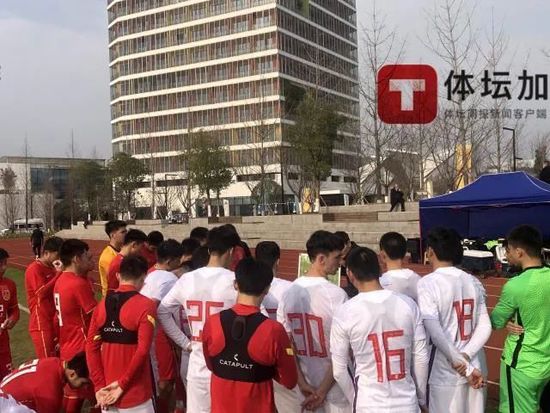 “罗马俱乐部、主教练完全服从检察院的评估，在协商一致后接受了罚款，罚款将全额捐赠给予慈善机构。